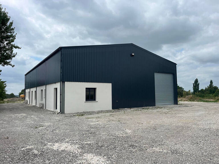 Local professionnel NEUF à CANCON, proche N21 avec accès facile pour camions, d'environ 215 m² avec son parc extérieur attenant. L'entrepôt principal de 155 m² a une grande porte et est attenant aux bureaux d'une surface de 60 m2 (2 bureaux, un hall d'ent — photo 1