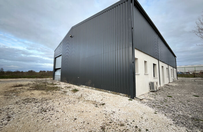 Local professionnel NEUF à CANCON, proche N21 avec accès facile pour camions, d'environ 215 m² avec son parc extérieur attenant. L'entrepôt principal de 155 m² a une grande porte et est attenant aux bureaux d'une surface de 60 m2 (2 bureaux, un hall d'ent — photo 2