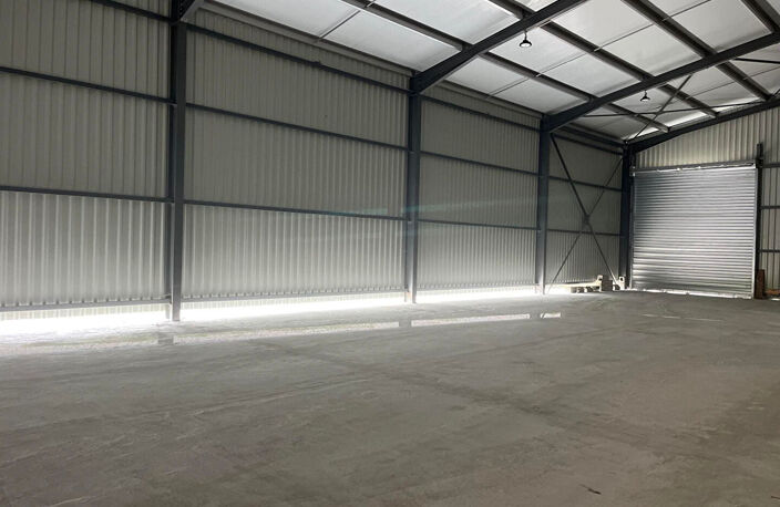 Local professionnel NEUF à CANCON, proche N21 avec accès facile pour camions, d'environ 215 m² avec son parc extérieur attenant. L'entrepôt principal de 155 m² a une grande porte et est attenant aux bureaux d'une surface de 60 m2 (2 bureaux, un hall d'ent — photo 4