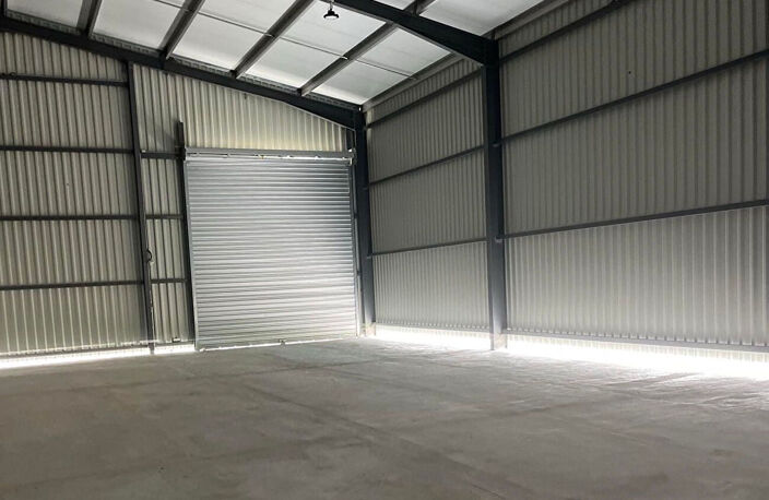 Local professionnel NEUF à CANCON, proche N21 avec accès facile pour camions, d'environ 215 m² avec son parc extérieur attenant. L'entrepôt principal de 155 m² a une grande porte et est attenant aux bureaux d'une surface de 60 m2 (2 bureaux, un hall d'ent — photo 5