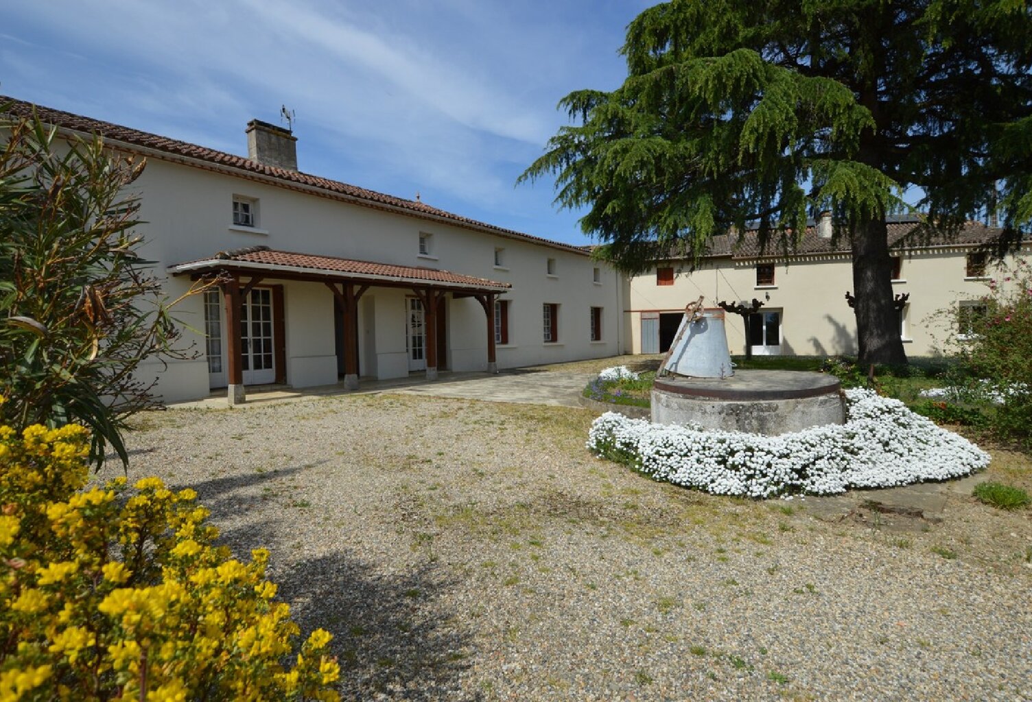 Ensemble de deux habitations - Espace et dépendances — photo 1