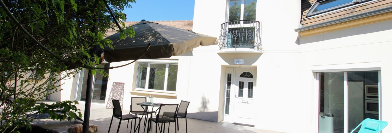 Maison 8 Pièces 190 m² à vendre à Le Mesnil-Saint-Denis (78320)