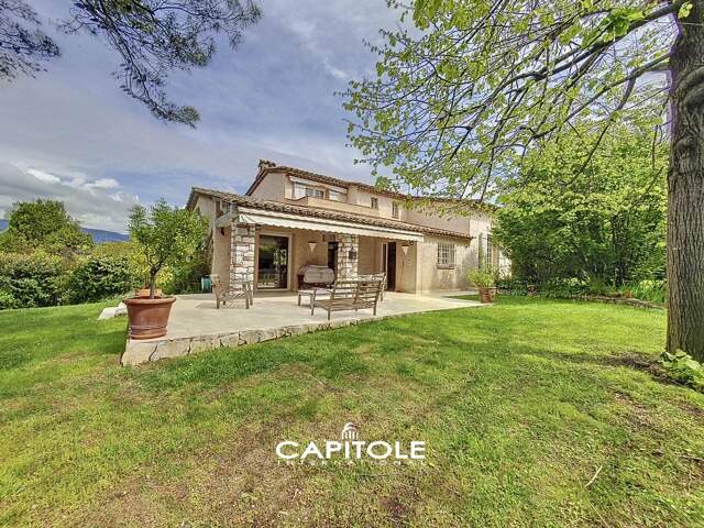 Coup de cœur pour cette très belle villa en position dominante, — photo du bien