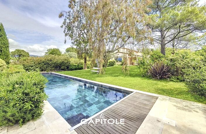 Coup de cœur pour cette très belle villa en position dominante, — photo 3