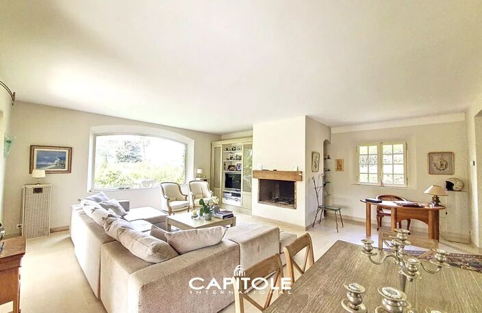 Coup de cœur pour cette très belle villa en position dominante, — photo 4