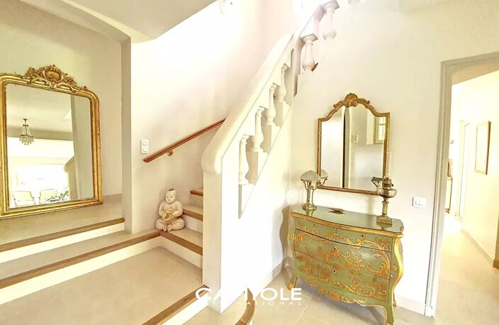 Coup de cœur pour cette très belle villa en position dominante, — photo 5