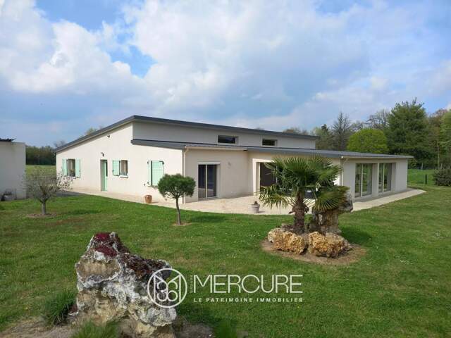 MAISON CONTEMPORAINE AVEC PISCINE INTERIEURE — photo du bien