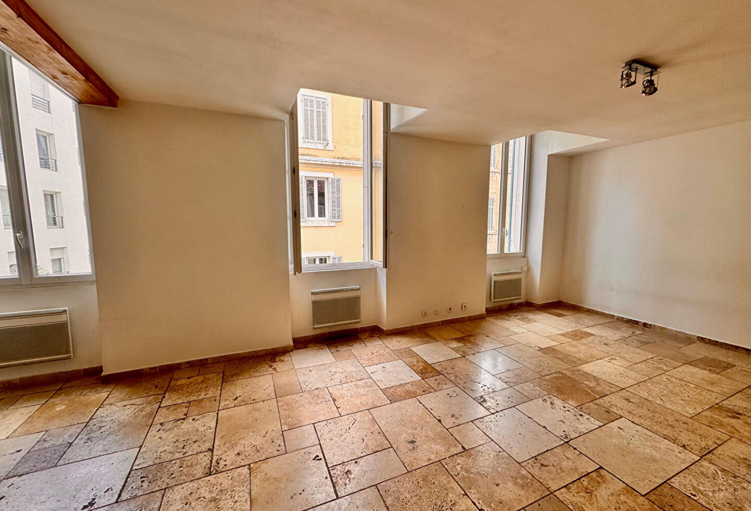 Marseille  5ème Type 2 en duplex 80 m2 dernier étage — photo 1