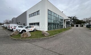 Commerce  733 m² à louer à Décines-Charpieu (69150)