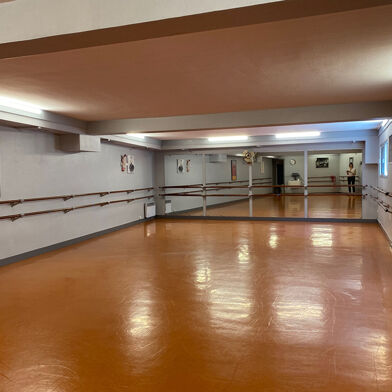 Commerce  127600 €