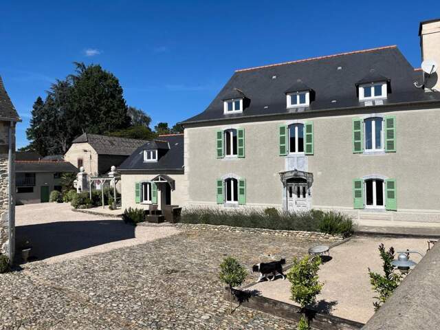 20mn PAU / TARBES / LOURDES: Enclos béarnais - Dépendances - Parfait état - Piscine chauffée et Spa — photo du bien