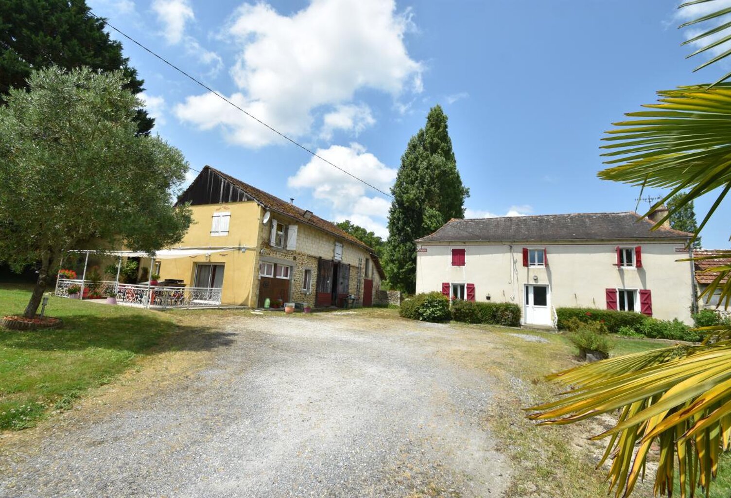 A vendre, ancien corps de ferme composé de deux habitations, dépendances et terrain — photo 1