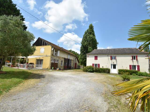 A vendre, ancien corps de ferme composé de deux habitations, dépendances et terrain — photo du bien