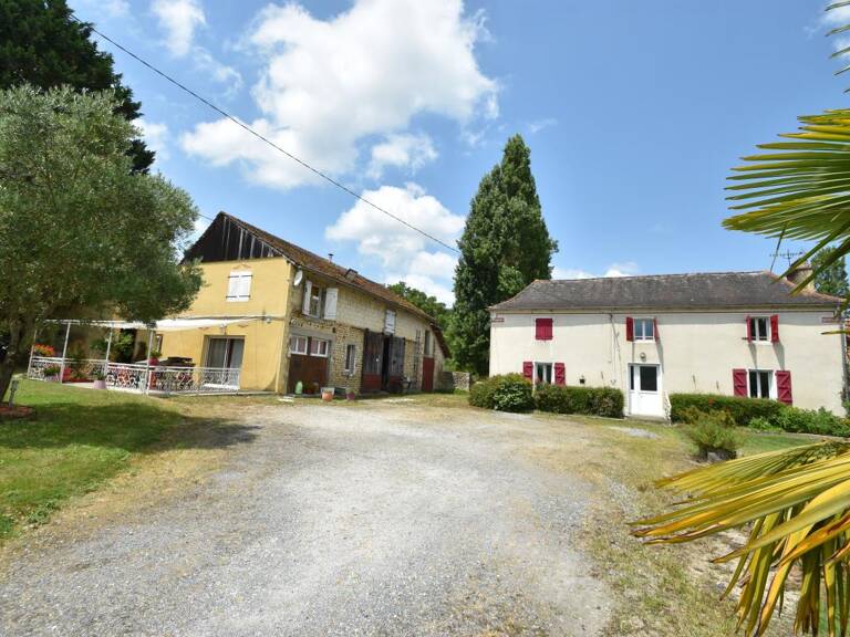 A vendre, ancien corps de ferme composé de deux habitations, dépendances et terrain — photo 1