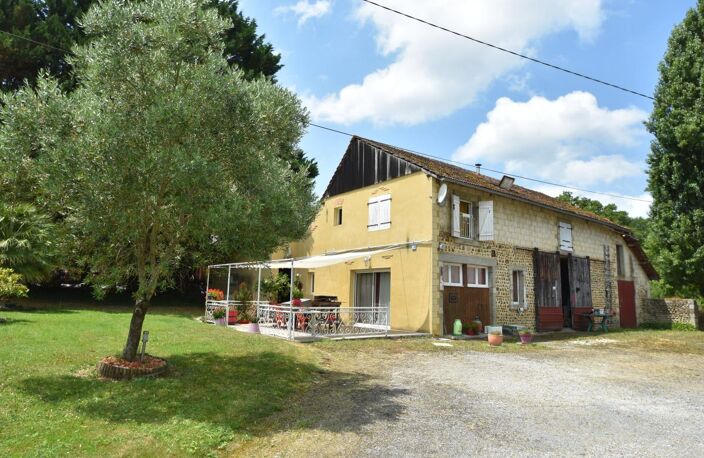 A vendre, ancien corps de ferme composé de deux habitations, dépendances et terrain — photo 3