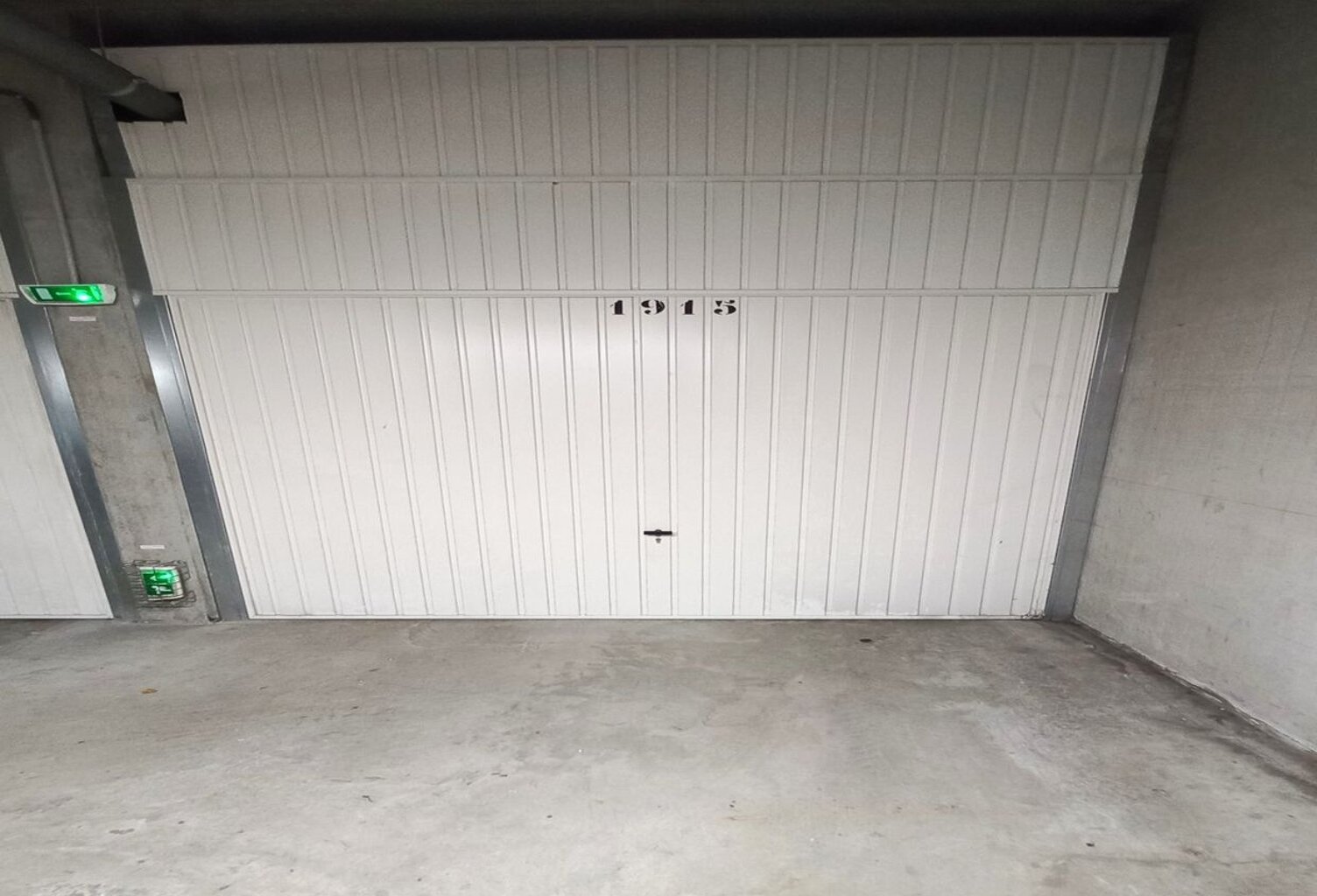 Garage box fermé en sous-sol — photo 1