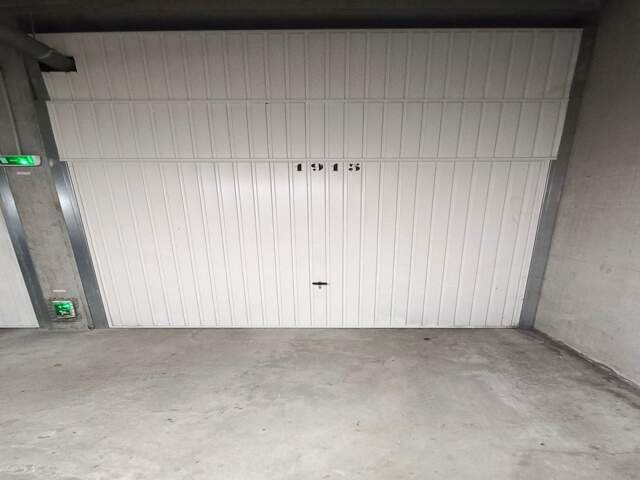 Garage box fermé en sous-sol — photo du bien