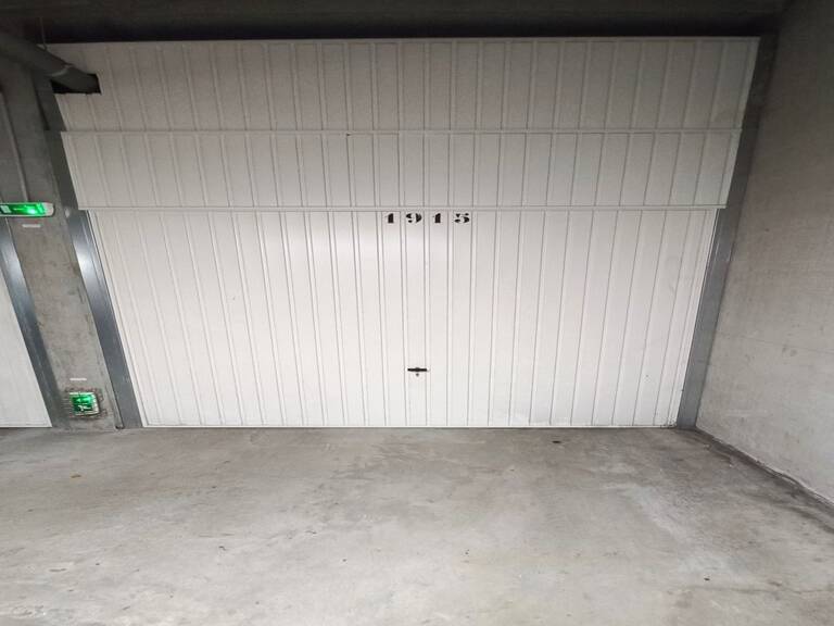 Garage box fermé en sous-sol — photo 1