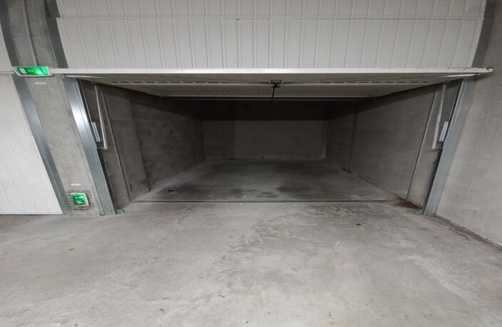 Garage box fermé en sous-sol — photo 2