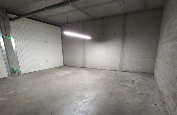 Garage box fermé en sous-sol — photo 3