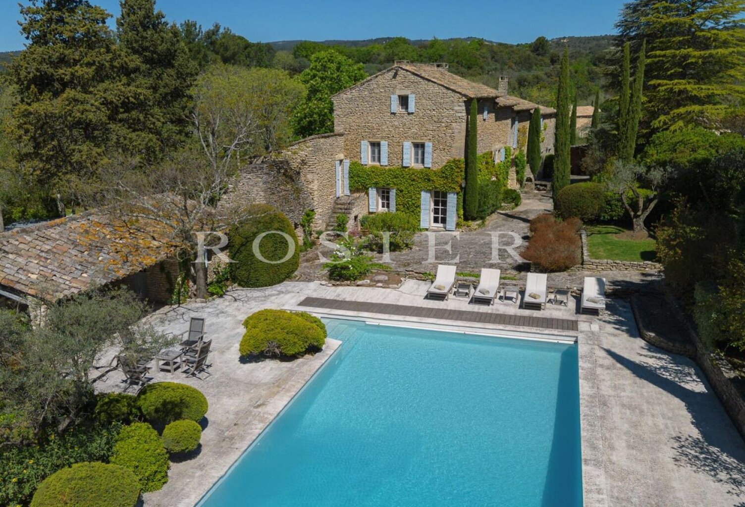 A Gordes, superbe mas et sa maison de gardien sur plus d'un hect — photo 1