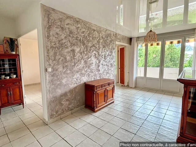 Spacieux appartement T5 avec loggia, garage XXL et vue sur C — photo du bien