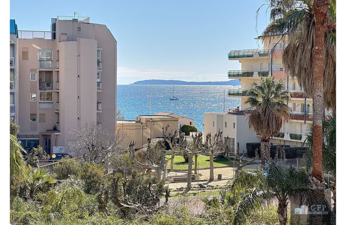 LE LAVANDOU - PROCHE MER ET CENTRE VILLE - APPARTEMENT 4 PIECES AVEC 2 TERRASSES ET PARKING PRIVATIF - VUE MER — photo 2