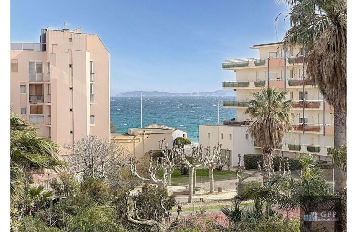 LE LAVANDOU - PROCHE MER ET CENTRE VILLE - APPARTEMENT 4 PIECES AVEC 2 TERRASSES ET PARKING PRIVATIF - VUE MER — photo 3