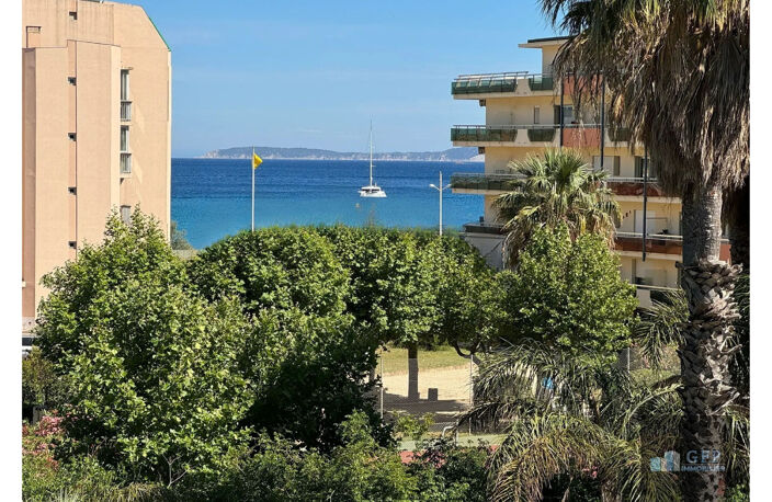 LE LAVANDOU - PROCHE MER ET CENTRE VILLE - APPARTEMENT 4 PIECES AVEC 2 TERRASSES ET PARKING PRIVATIF - VUE MER — photo 4