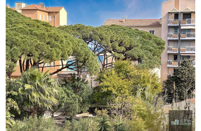 LE LAVANDOU - PROCHE MER ET CENTRE VILLE - APPARTEMENT 4 PIECES AVEC 2 TERRASSES ET PARKING PRIVATIF - VUE MER — photo 5