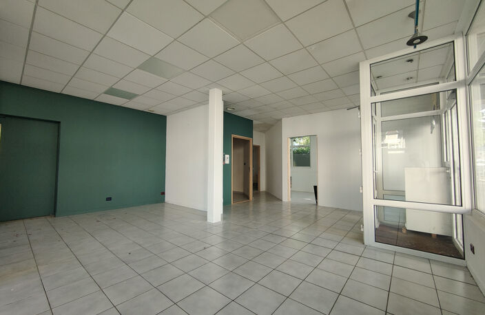 Local Commercial — photo 3