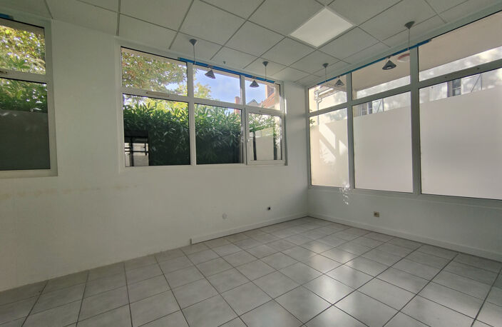 Local Commercial — photo 4