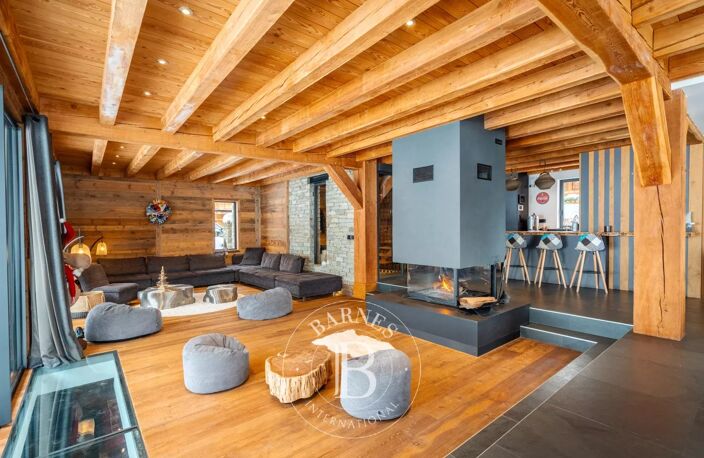 VENTE - SERRE-CHEVALIER - PIEDS DE PISTES - CHALET GRAND LUXE  - — photo 4