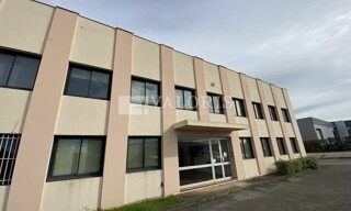 Commerce  2320 m² à louer à Chassieu (69680)