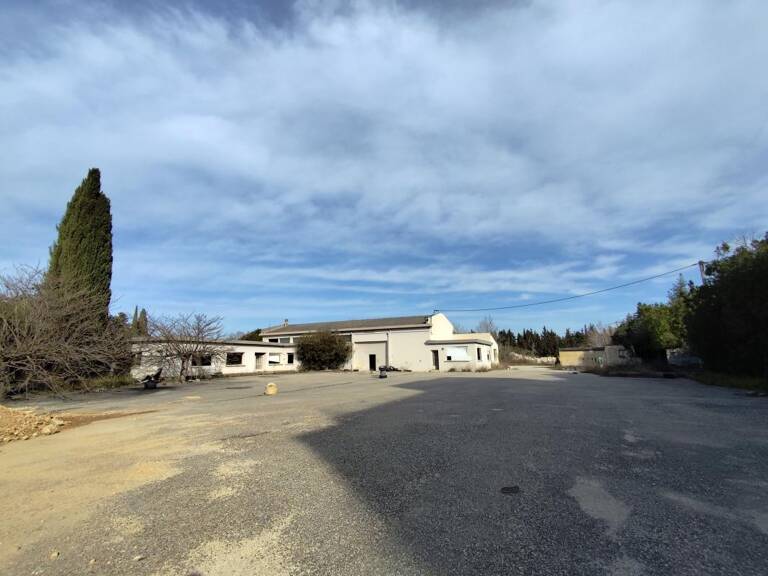 Ensemble commercial Avignon : Hangar et Bureaux sur 5000m² de terrain — photo 1