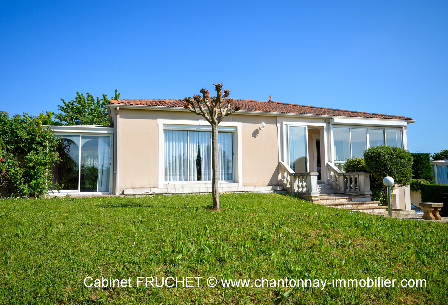 CHANTONNAY - Vaste maison 3 chambres + logement type 2 — photo 1