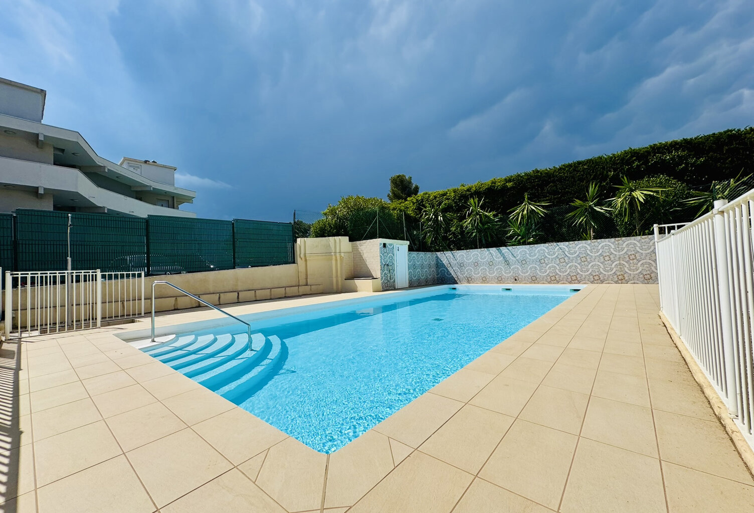 BOULOURIS BASTIDON 3PIECES EN DUPLEX DANS RESIDENCE FERMEE AVEC PISCINE — photo 1