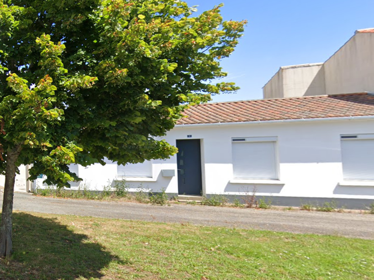 Maison de bourg avec dépendances et terrain IDEAL INVESTISSE — photo 1