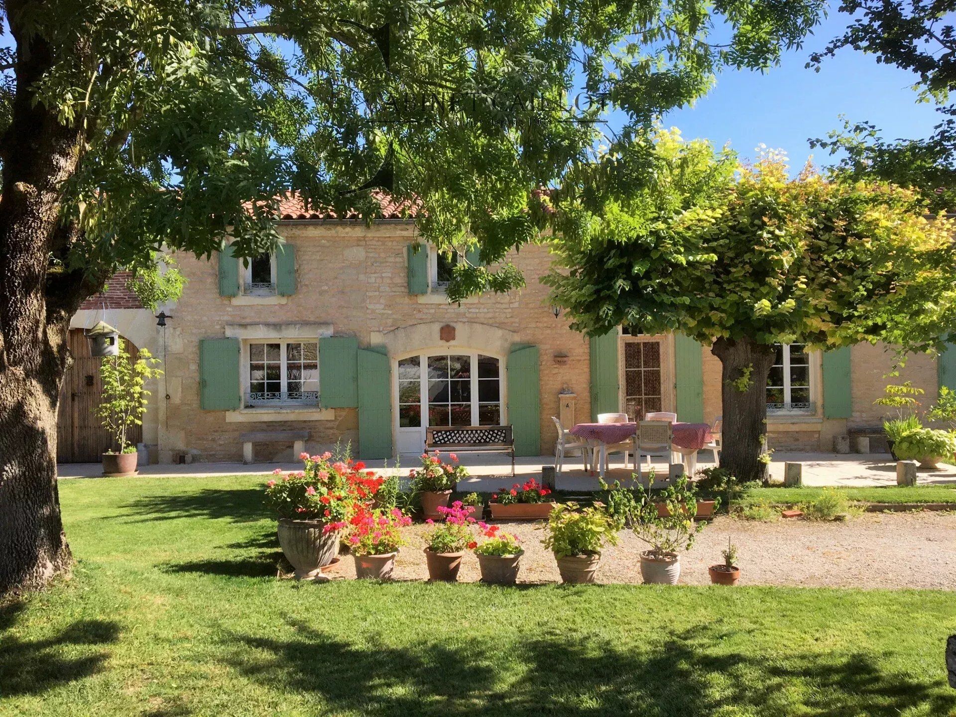 Villa / Maison  T8 à vendre Aumagne 17770