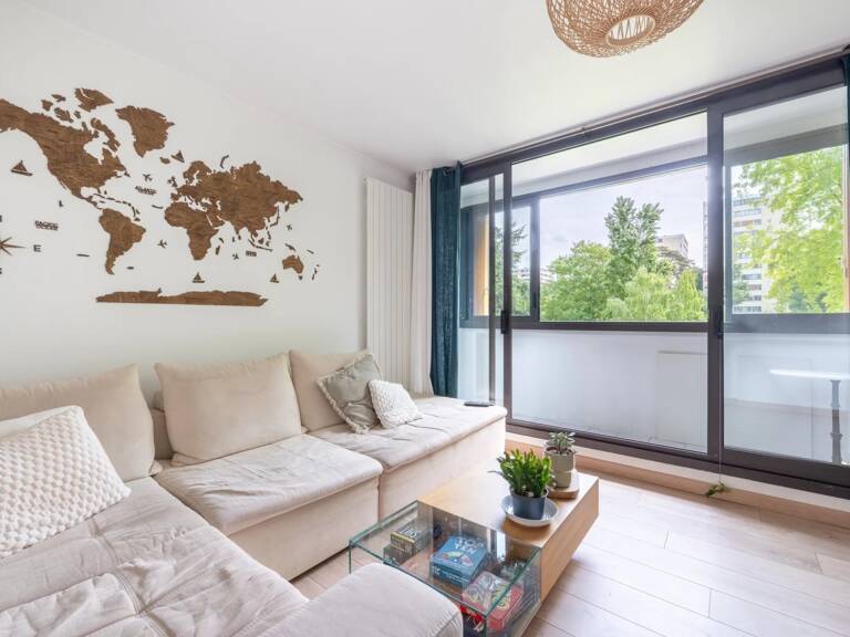 SOUS OFFRE - IDÉALEMENT, SITUE - APPARTEMENT RÉNOVE AVEC LOGGIA SUR ESPACES VERTS — photo 1