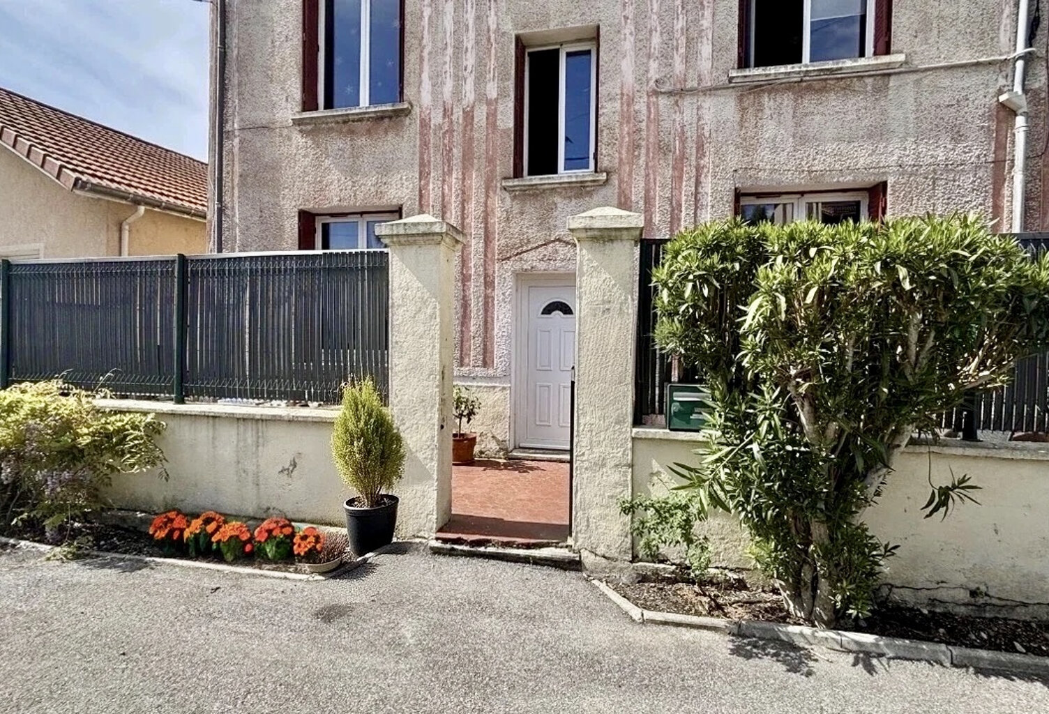 Rare à la vente   Maison avec jardin dans quartier recherché — photo 1