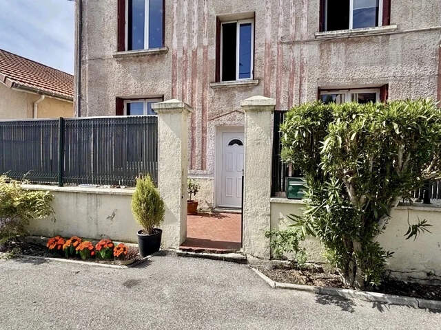 Rare à la vente   Maison avec jardin dans quartier recherché — photo du bien