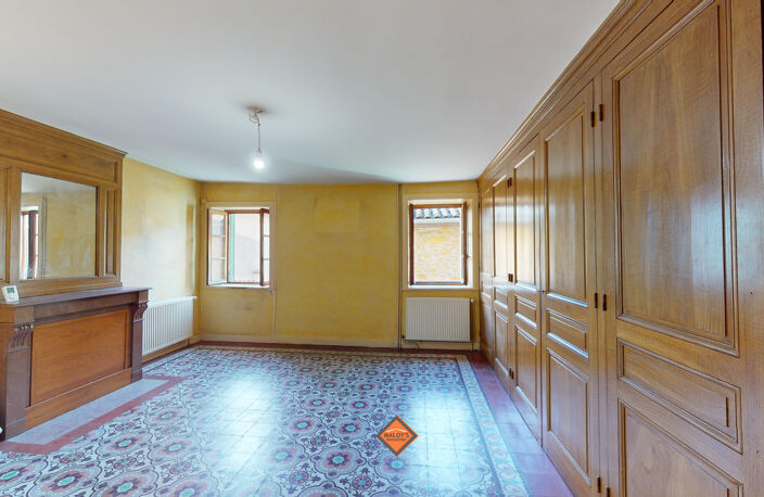 Maison en pierres dorées proche de toutes les commodités au calme  avec son jardinet, ses caves et garage. — photo 3