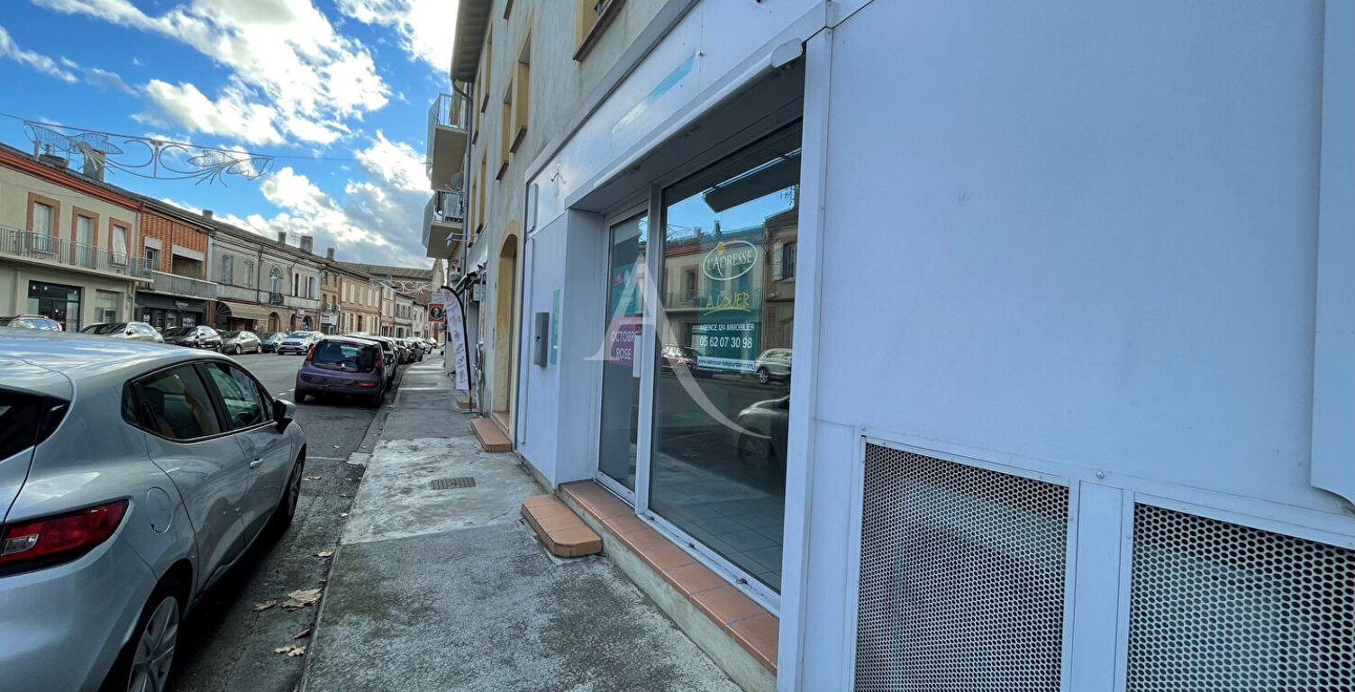 Local professionnel de 70m² L'Isle-Jourdain centre — photo 1