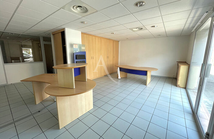 Local professionnel de 70m² L'Isle-Jourdain centre — photo 3
