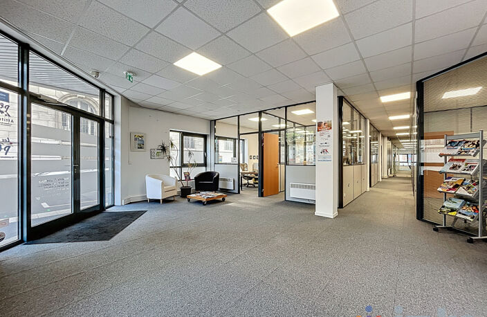 Local professionnel ou commercial modulable de 270 m2 avec 4 — photo 2