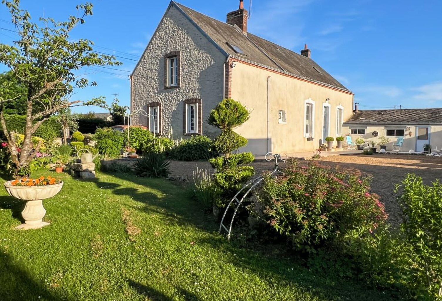 🏡 Maison en pierre avec grange et grand terrain paysagé de 2 100 m² à Péronville ✨ — photo 1