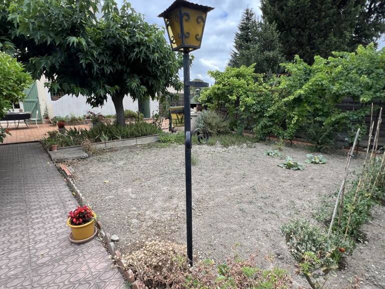 Maison avec grand garage et jardin — photo 1