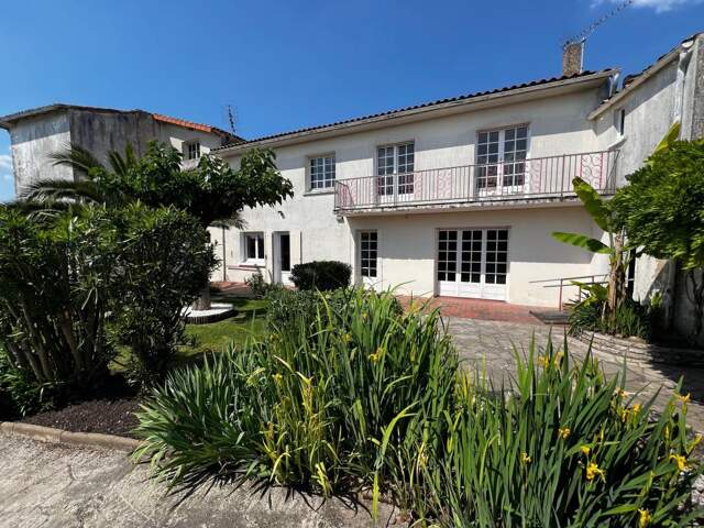 Maison F8 (186 m²) à vendre à MORTAGNE SUR GIRONDE — photo du bien