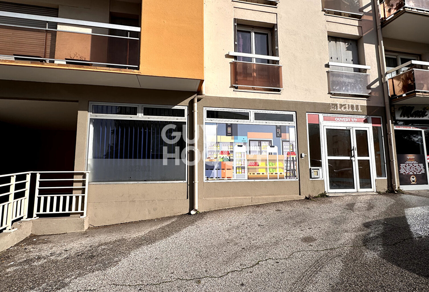 Murs de Bureaux - Local commercial avec vitrine, 160 m² avec parkings - A vendre à Perpignan (66000) Quartier La Lunette — photo 1